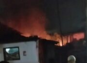 Satu Unit Rumah di Makassar Jadi Kayu Bakar