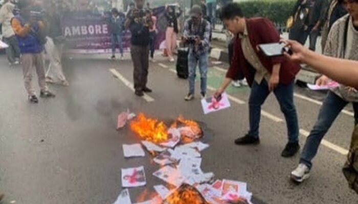 Kecewa dengan Pemerintahan, Puluhan Mahasiswa Bakar Foto Jokowi