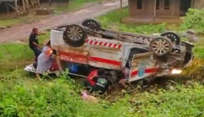 Ambulans Bawa Pasien RSUD Datu Pancaitana Bone Terjun ke Jurang di Maros