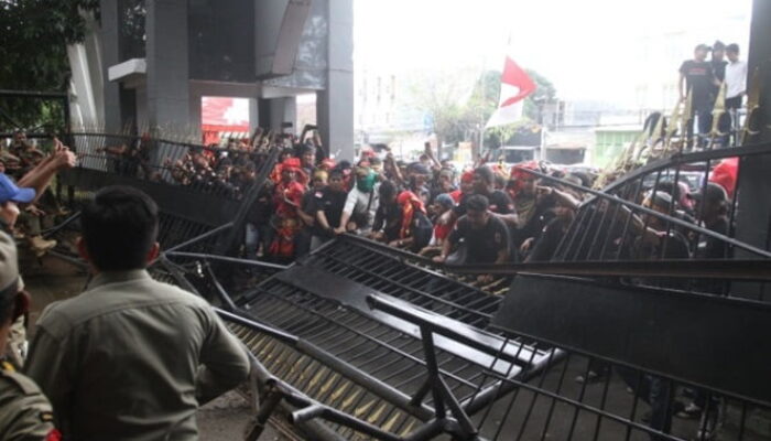 Ormas Suku Makassar Ngamuk Jebol Pagar Kantor Gubernur Sulsel