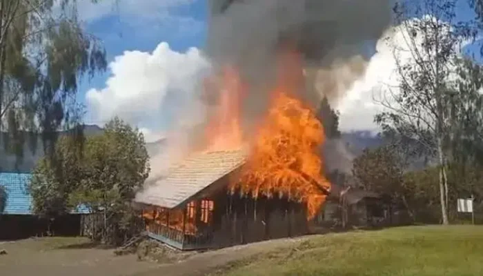 Tak Berprikemanusiaan, KKB Bakar Bangunan Sekolah di Okbab