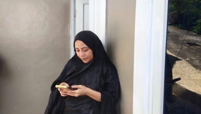 Digerebek Tim Gabungan, Owner Kosmetik RD Viral Hanya Bisa Pasrah Main HP