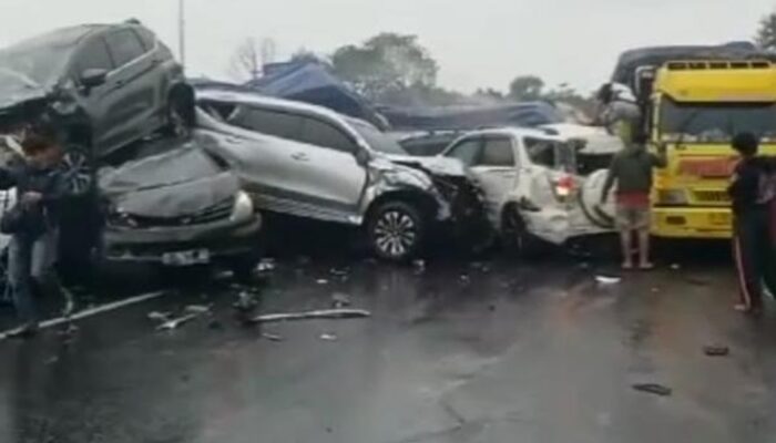 Truk Bermuatan Berat Hantam Deretan Mobil di Cipularang KM 92