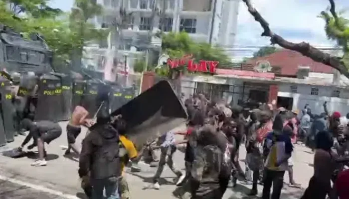 Demo Berubah Anarkis, Mahasiswa Papua Bikin Onar di Makassar, 2 Polisi Jadi Korban