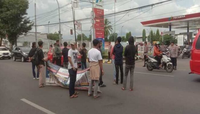 Mahasiswa Geruduk SPBU Takalar, Tuntut Transparansi Distribusi BBM