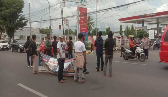 Mahasiswa Geruduk SPBU Takalar, Tuntut Transparansi Distribusi BBM