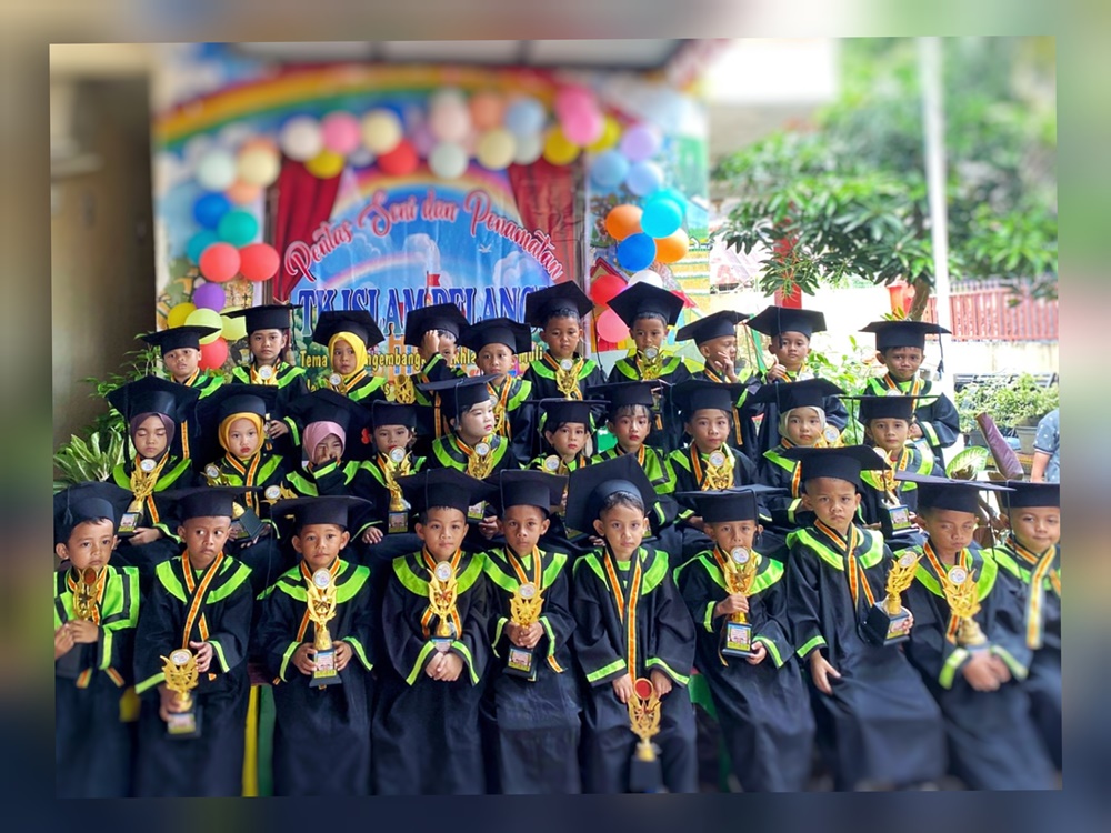 Momen foto bersama dalam Pentas Seni dan Penamatan TK Islam Pelangi Borong Makassar