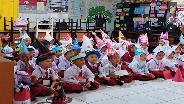 MPLS SDN Borong Makassar Disambut Antusias, Ayah Antar Anak di Hari Pertama Sekolah