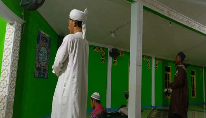 Tujuh Puluh Dua Jam Bersama Saudara Seiman di Dalam Masjid