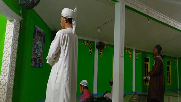 Tujuh Puluh Dua Jam Bersama Saudara Seiman di Dalam Masjid
