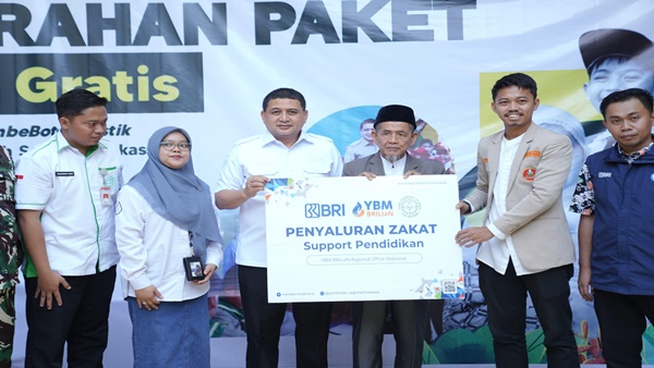 100 Siswa Terima Bantuan, YBM BRILiaN dan PPI Makassar Kenalkan #bombebotolplastik