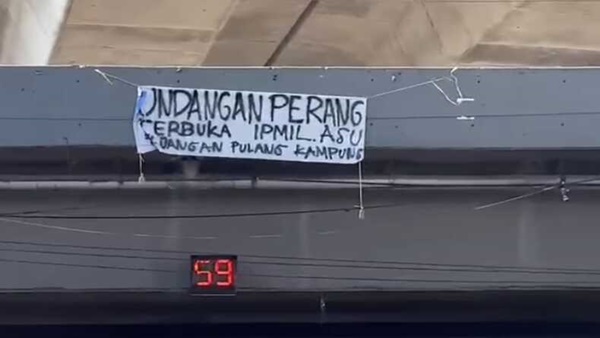 Viral Spanduk “Undangan Perang Terbuka” Terpajang di Fly Over Makassar