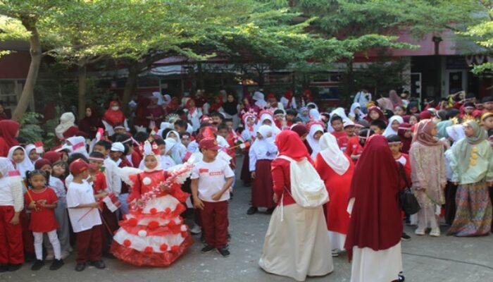 Peri dan Beragam Kostum Unik Semarakkan Karnaval HUT RI SDN Borong Makassar