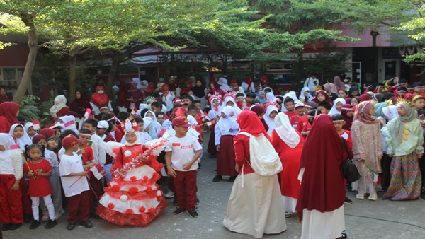 Peri dan Beragam Kostum Unik Semarakkan Karnaval HUT RI SDN Borong Makassar
