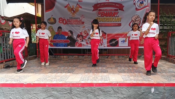 Puisi, Senam, dan Semangat Merah Putih Warnai HUT RI SD Negeri Borong