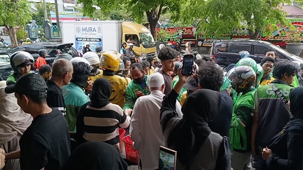 Anniversary ke-17, Raja Wangi Gratiskan Parfum untuk Ribuan Ojol Makassar