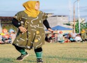 Kocak, Emak-emak Tampil Dasteran Main Bola di Desa Bungi Pinrang
