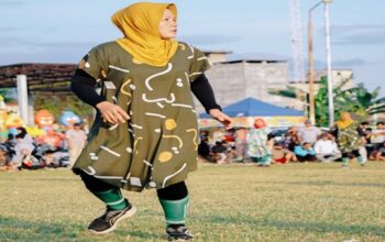 Kocak, Emak-emak Tampil Dasteran Main Bola di Desa Bungi Pinrang