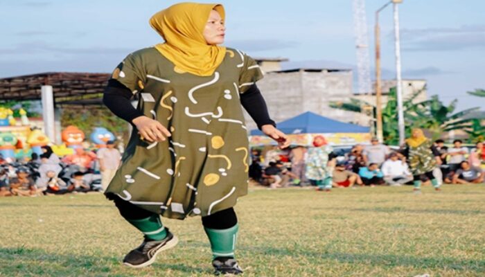 Kocak, Emak-emak Tampil Dasteran Main Bola di Desa Bungi Pinrang