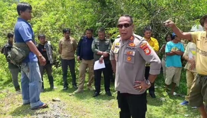 Sambil Bertolak Pinggang, Kapolsek Mallusetasi Larang Wartawan Liput Tambang ‘Ilegal’