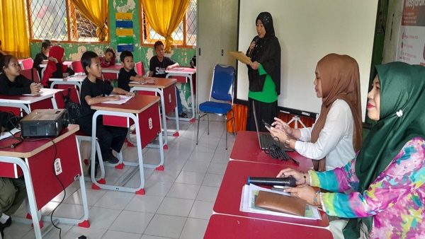 Dr. Sri Gusty Ajak Siswa SD Inpres Kelapa Tiga 1 Makassar Terapkan Konsep 3R