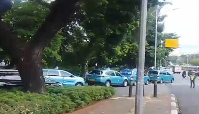 Parkir Sembarangan, Serobot Trotoar, Sopir Blue Bird Bikin Gerah Warga