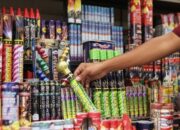 Lapak pedagang petasan masih beroperasi di Kota Makassar meski larangan telah ditegaskan Polda Sulsel dan Pemkot Makassar menjelang perayaan malam Tahun Baru.