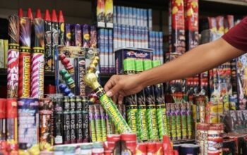 Lapak pedagang petasan masih beroperasi di Kota Makassar meski larangan telah ditegaskan Polda Sulsel dan Pemkot Makassar menjelang perayaan malam Tahun Baru.