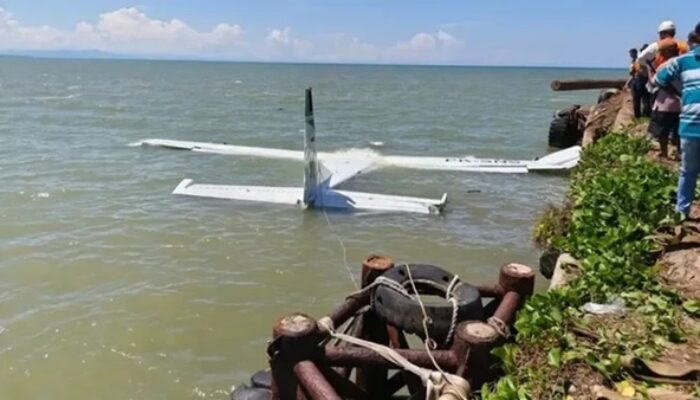 Gagal Landing, Pesawat Smart Air PK-SNS Jatuh di Bibir Pantai Nabire