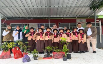 SD Inpres Kelapa Tiga 1 Makassar Gelar Edukasi Lingkungan Bersama Sejumlah Dosen