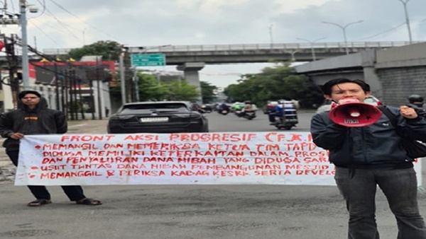 Aksi demonstrasi Front Aksi Progresif (FAP) di depan Kantor Kejati Sulsel, mendesak pengusutan dugaan penyimpangan dana hibah pembangunan Masjid Rachita di Kabupaten Takalar.