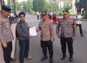 Perwakilan Aliansi Mahasiswa Rakyat Peduli Hukum (AMARAH) menyerahkan surat pernyataan tuntutan kepada aparat kepolisian di depan Kantor Polda Sulsel, Makassar, Senin (16/3/2026), terkait desakan pengusutan dugaan “pemain” mafia solar subsidi yang diduga melibatkan sejumlah perusahaan