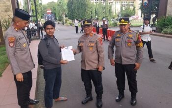 Perwakilan Aliansi Mahasiswa Rakyat Peduli Hukum (AMARAH) menyerahkan surat pernyataan tuntutan kepada aparat kepolisian di depan Kantor Polda Sulsel, Makassar, Senin (16/3/2026), terkait desakan pengusutan dugaan “pemain” mafia solar subsidi yang diduga melibatkan sejumlah perusahaan