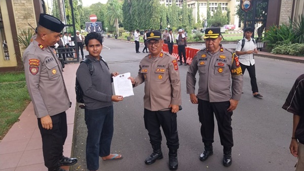 Perwakilan Aliansi Mahasiswa Rakyat Peduli Hukum (AMARAH) menyerahkan surat pernyataan tuntutan kepada aparat kepolisian di depan Kantor Polda Sulsel, Makassar, Senin (16/3/2026), terkait desakan pengusutan dugaan “pemain” mafia solar subsidi yang diduga melibatkan sejumlah perusahaan