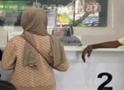 Korban berinisial TA saat mendatangi kantor PT Pegadaian Cabang UPC Bitoa, Jalan Borong Raya, Makassar, untuk meminta penjelasan terkait emas jaminannya yang ditebus oleh orang lain meski surat gadai sebelumnya telah dilaporkan hilang.
