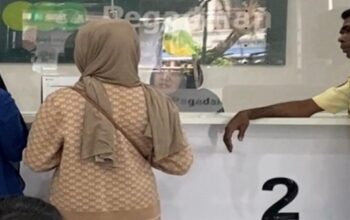 Korban berinisial TA saat mendatangi kantor PT Pegadaian Cabang UPC Bitoa, Jalan Borong Raya, Makassar, untuk meminta penjelasan terkait emas jaminannya yang ditebus oleh orang lain meski surat gadai sebelumnya telah dilaporkan hilang.