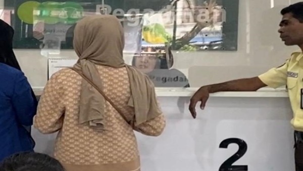 Korban berinisial TA saat mendatangi kantor PT Pegadaian Cabang UPC Bitoa, Jalan Borong Raya, Makassar, untuk meminta penjelasan terkait emas jaminannya yang ditebus oleh orang lain meski surat gadai sebelumnya telah dilaporkan hilang.