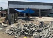 Proses pembangunan ritel modern di Desa Bungadidi, Kecamatan Tanalili, Kabupaten Luwu Utara, yang menuai penolakan warga karena diduga belum mengantongi izin serta tetap berlanjut meski rekomendasi pemerintah desa telah dicabut.