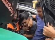 Tangkapan layar video memperlihatkan seorang pemuda di Makassar diseret keluar dari mobil dan menjadi sasaran amukan massa.