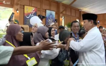 Momen Presiden Prabowo Subianto bersalaman dengan warga saat halalbihalal Idulfitri di Istana.