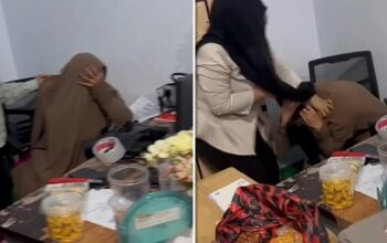 Tangkapan layar video menunjukkan istri sah melabrak wanita bercadar yang diduga selingkuhan suaminya di Makassar.