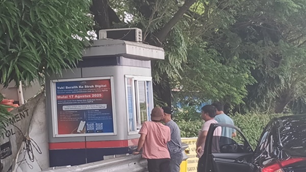 Layanan pengisian saldo kartu elektronik (e-money) di ruas Tol Makassar yang dikeluhkan pengguna jalan.