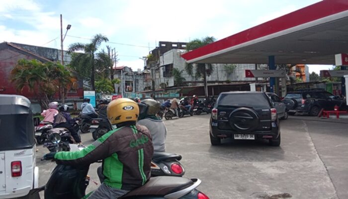 Meski BBM Tak Naik, Antrean Kendaraan di SPBU Makassar Masih Padat