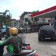 Antrean kendaraan roda dua dan roda empat terlihat memadati area SPBU di Jalan Toddopuli Raya Timur, Makassar, Rabu (1/4/2026). Meski harga BBM dipastikan tidak mengalami kenaikan, pengendara tetap antre panjang untuk melakukan pengisian bahan bakar.