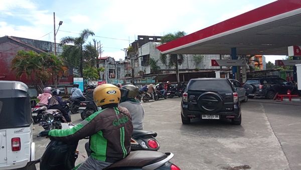 Antrean kendaraan roda dua dan roda empat terlihat memadati area SPBU di Jalan Toddopuli Raya Timur, Makassar, Rabu (1/4/2026). Meski harga BBM dipastikan tidak mengalami kenaikan, pengendara tetap antre panjang untuk melakukan pengisian bahan bakar.