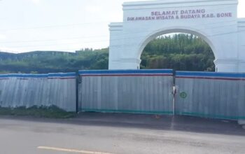 Proyek Bola Soba mangkrak, gerbang kawasan wisata dan budaya Kabupaten Bone tampak tertutup seng proyek, menandakan pembangunan yang belum rampung dan terhenti dalam waktu lama.