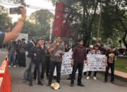 Aliansi Mahasiswa Rakyat Peduli Hukum (AMARAH) kembali menggelar aksi unjuk rasa Jilid II di depan Kantor Polda Sulsel pada Senin, 6 April 2026.