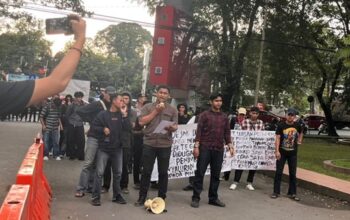 Aliansi Mahasiswa Rakyat Peduli Hukum (AMARAH) kembali menggelar aksi unjuk rasa Jilid II di depan Kantor Polda Sulsel pada Senin, 6 April 2026.