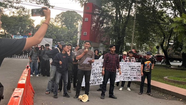 Aliansi Mahasiswa Rakyat Peduli Hukum (AMARAH) kembali menggelar aksi unjuk rasa Jilid II di depan Kantor Polda Sulsel pada Senin, 6 April 2026.