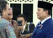 Momen Presiden Prabowo Subianto berbincang dan bersalaman dengan Rocky Gerung di sela pelantikan pejabat negara di Istana Negara (Tangkapan Layar YouTube Sekretariat Presiden).